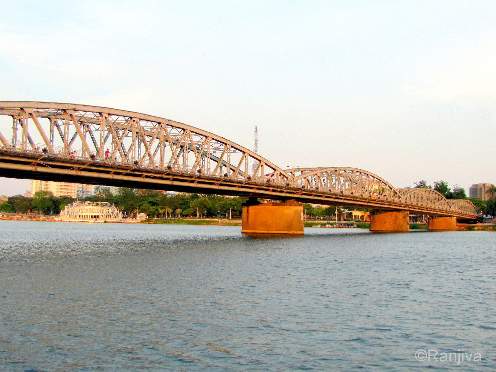 Hué et sa Rivière des Parfums Paysages et Fleurs au fil de l'eau