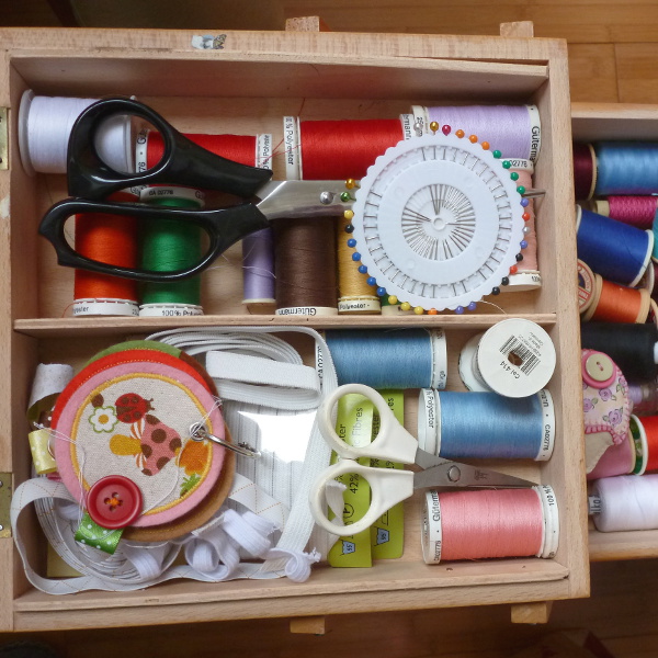 Sewing basket with threads, needles, pins, scissors, elastic and more