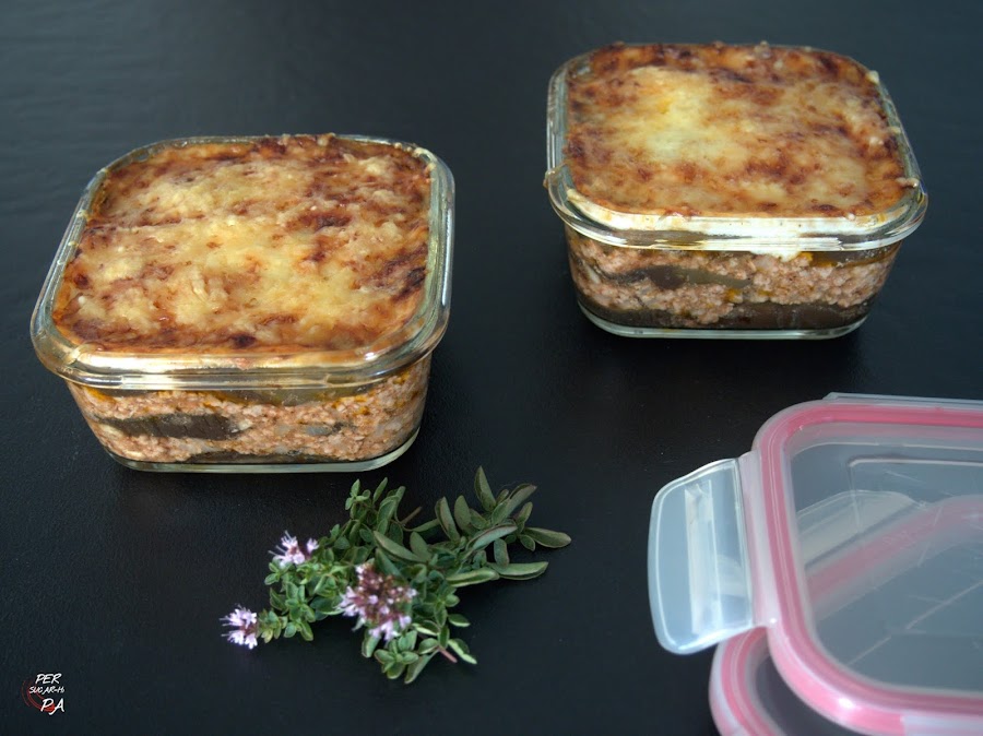 Musaka, plato tradicional de la cocina griega, es un pastel de berenjenas y carne picada, cubierto con bechamel y gratinado con queso