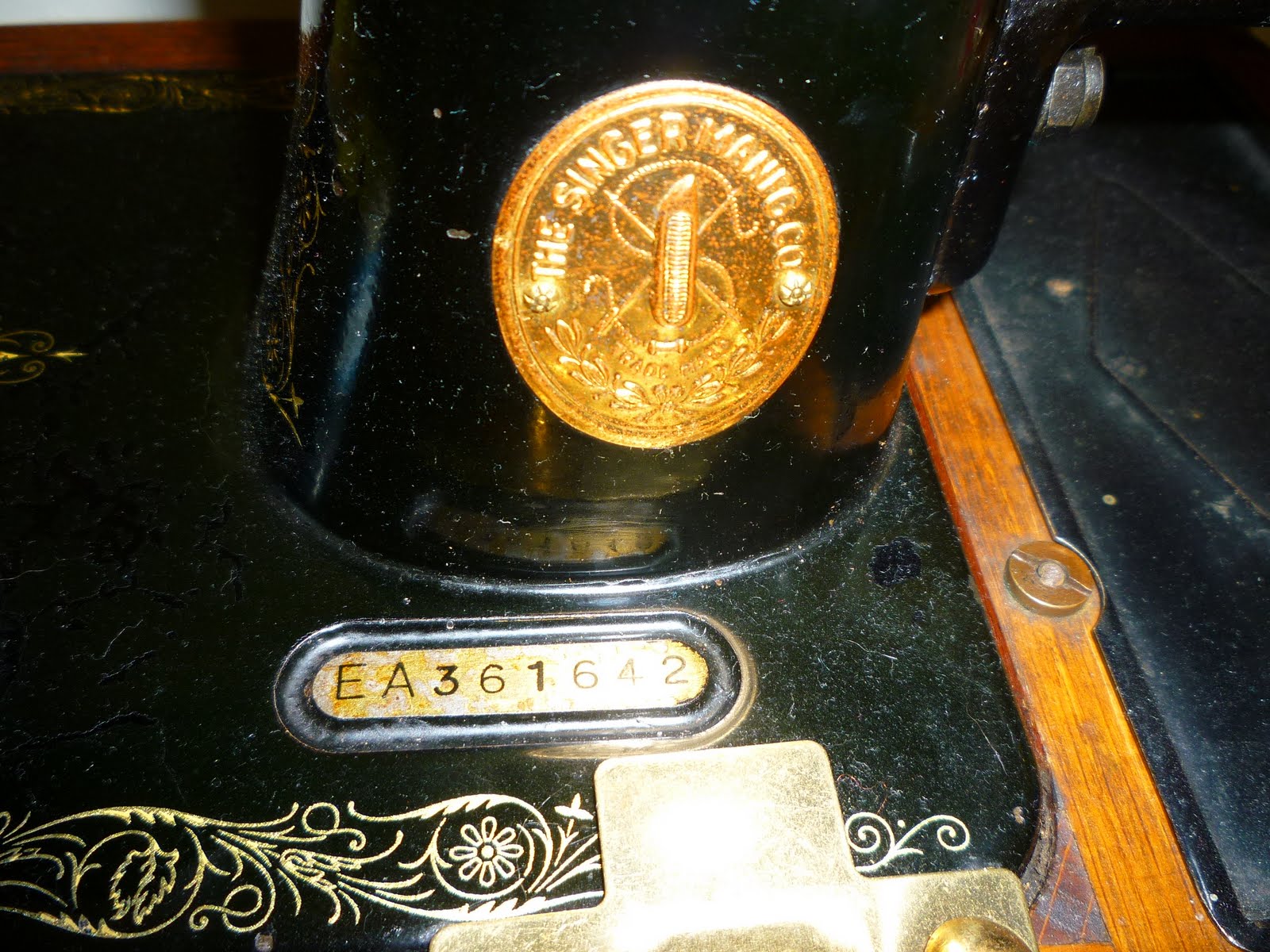 Vintage Sewing Box: Vintage Singer Sewing Machine