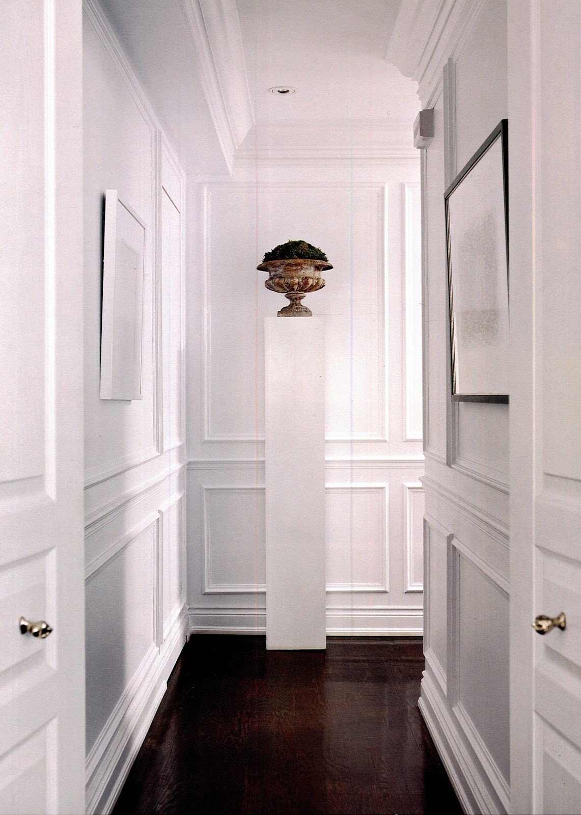 коридор с молдингами на стенах в современном стиле