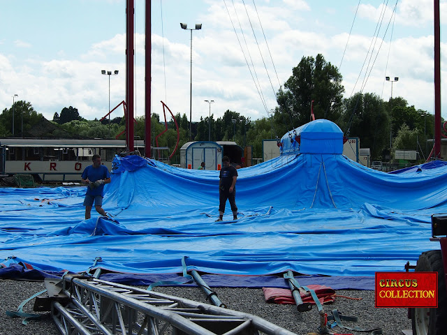 le chapiteau du Circus Krone, 2012 est prêt à être hissé 