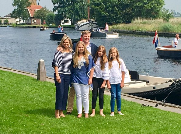 King Willem-Alexander, Queen Maxima, Crown Princess Amalia, Princess Alexia and Princess Ariane. wore dress style