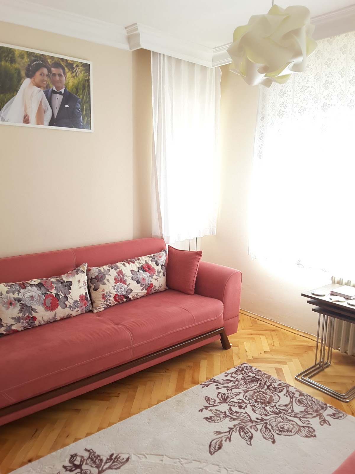 ciceklerle dolu minimalist bir oturma