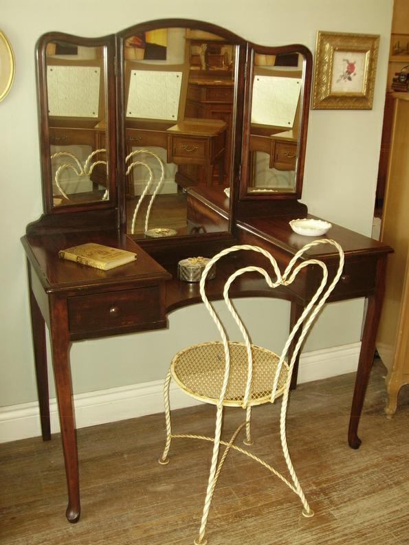 bloggity blog Queen Anne Vanity