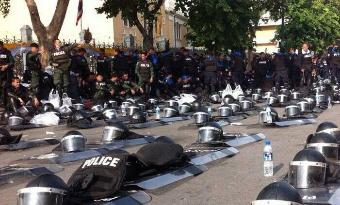 Police in Thailand Lay Down Weapons and Join with Protestors