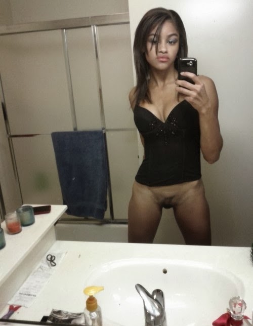 500px x 644px - Black pussy naked in mirror from behind - Porno photo