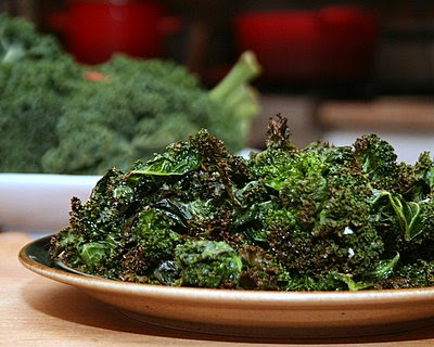 Crispy Salty Kale Chips | vegan, paleo, low carb, Weight Watchers PointsPlus 1 | AVeggieVenture.com