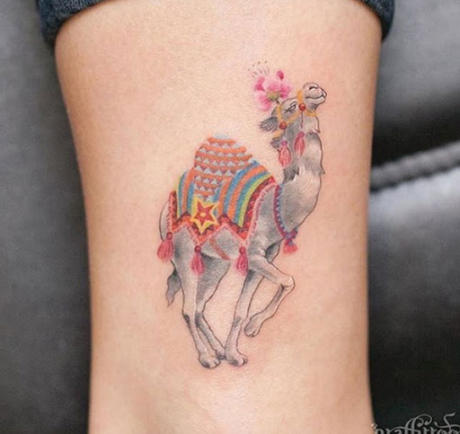 Esta linda camelo tatuagem