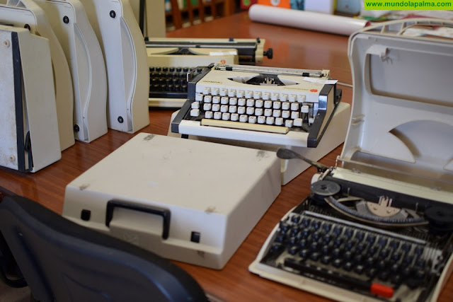Las bibliotecas municipales de Santa Cruz de La Palma disfrutarán de 21 máquinas de escribir para realizar talleres