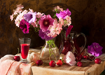 Arreglo floral y cerezas sobre la mesa