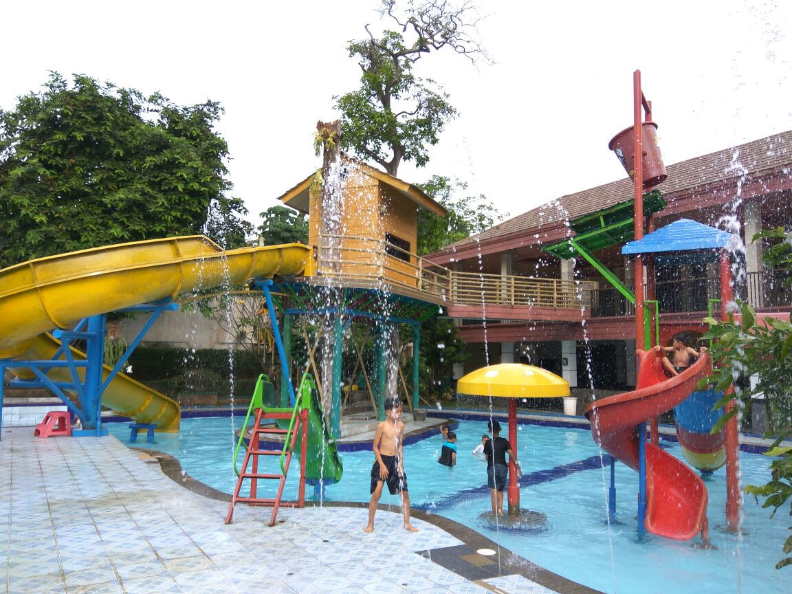 Berenang di Kolam Renang "Rumah Ibu" / Rach Alida Bahaweres