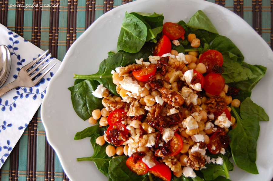 Ensalada de garbanzos, espinacas y queso feta Piedra, papel o azúcar