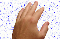 Mavi noktalar üzerindeki bir el