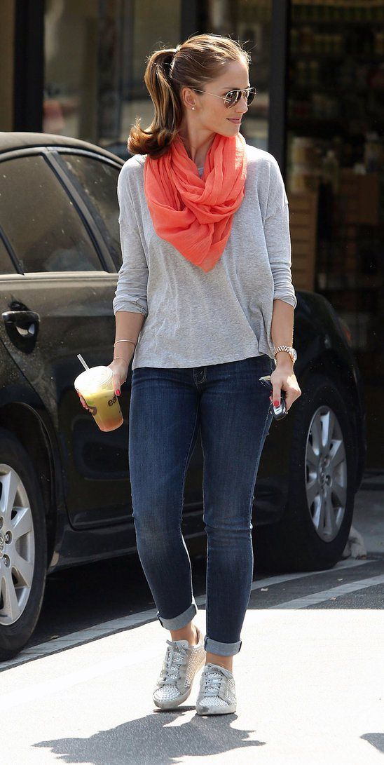 tenis grises mujer outfit