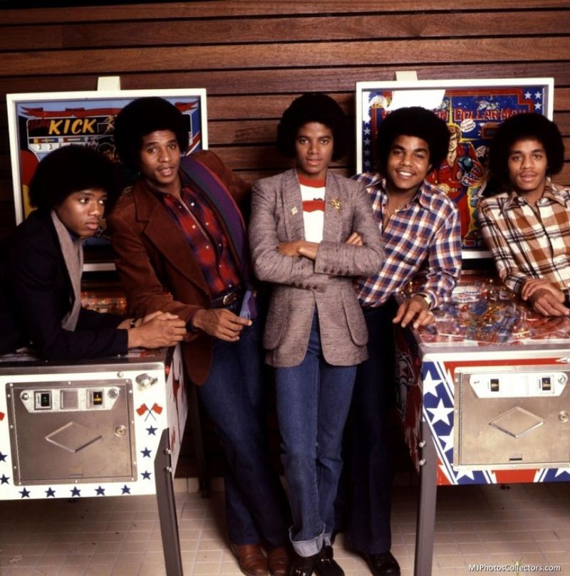 20 Candid Vintage Photographs of Rock Stars Playing Pinball Vintage Everyday