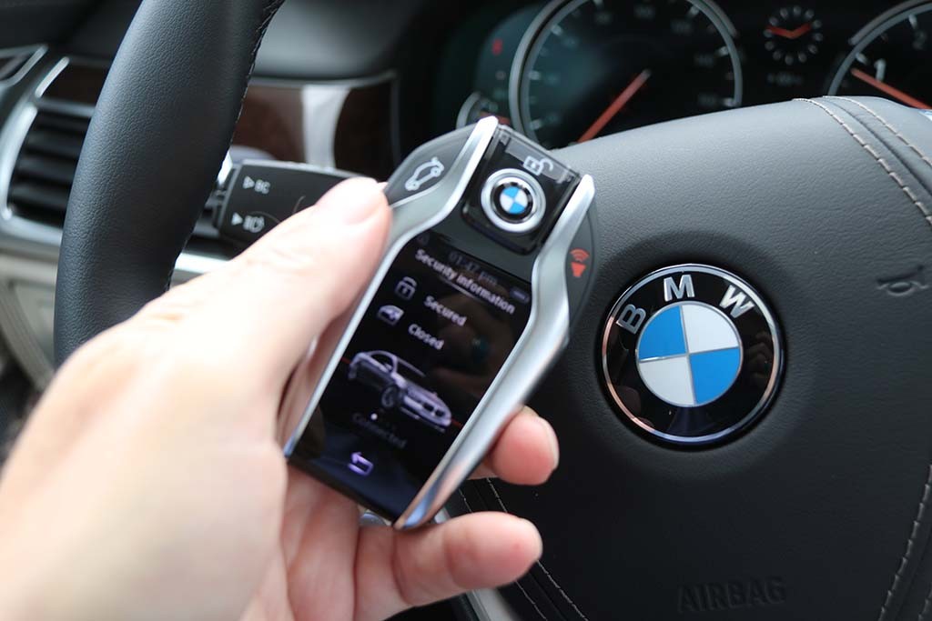 кнопка старт стоп бмв 3 e90. запуск аккумулятора автомобиля. автозапуск bmw f30. запуск двигателя автомобиля. автозапуск кия рио 2015.