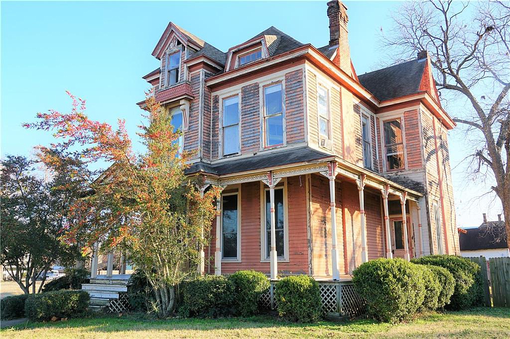Sweet House Dreams 1892 Victorian in Denison, TX
