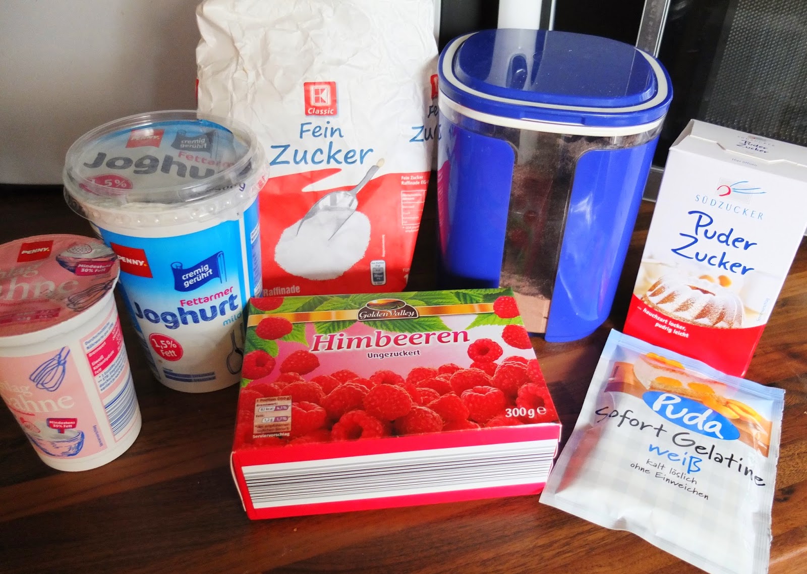 Kakao-Biskuitrolle mit Himbeeren