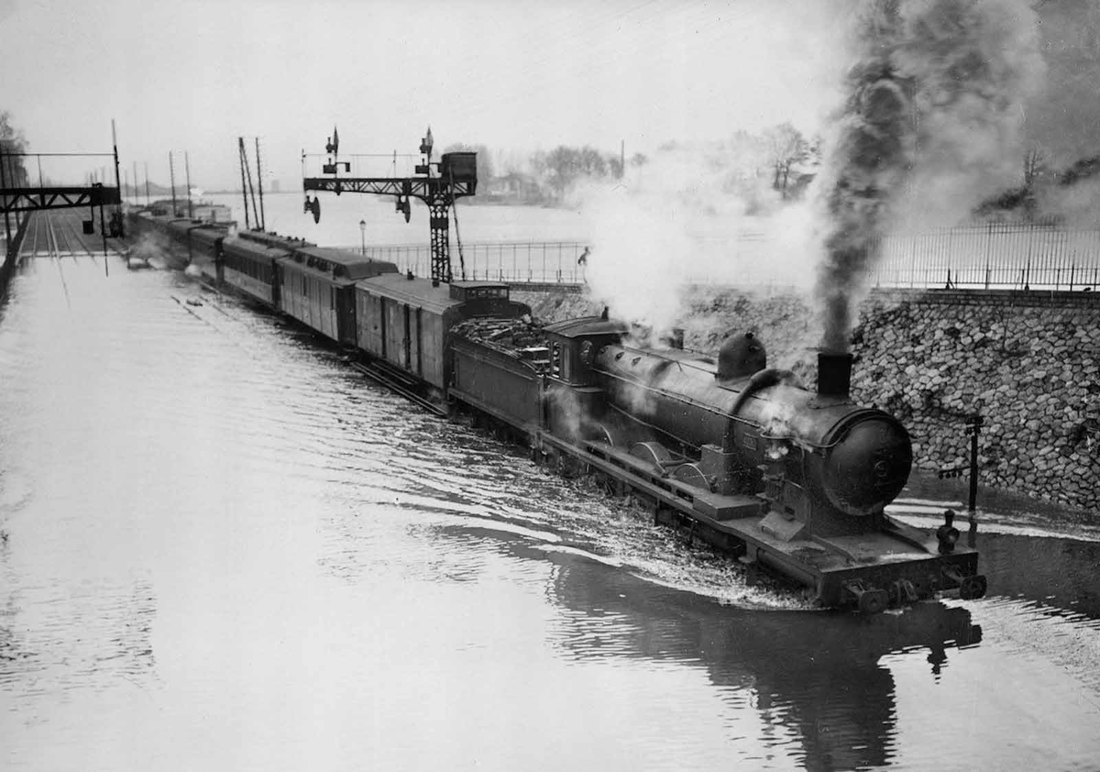 The Paris-Limoges express at the station in Choisy-le-Roi (Val-de-Marne).