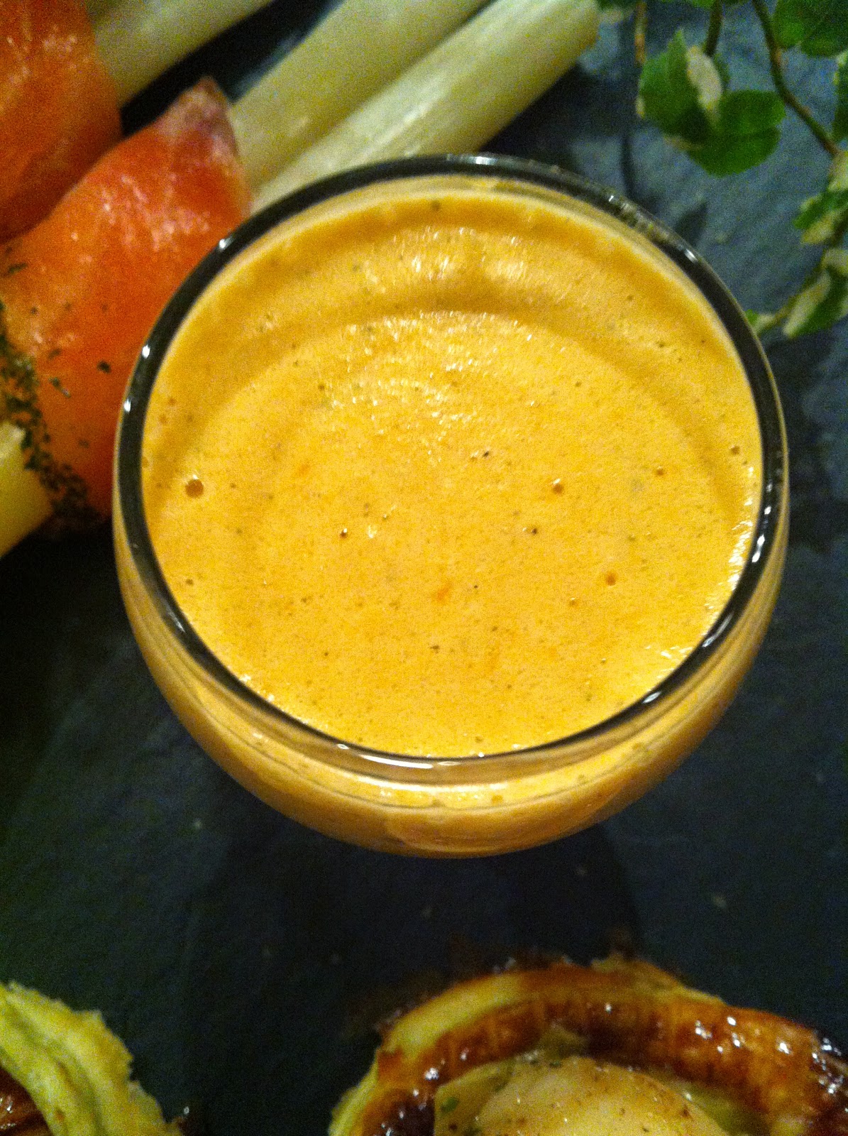 NOIX DE ST JACQUES POÊLÉES SUR FONDUE DE POIREAUX ET SAUCE AU CORAIL