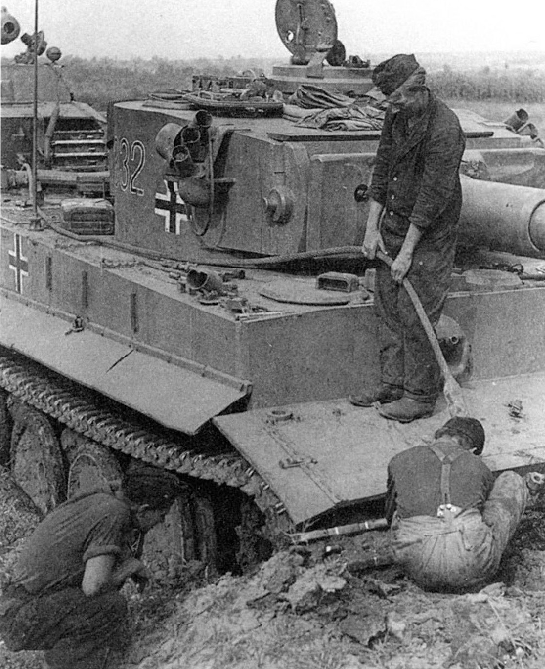 Panzerkampfwagen+Tiger+tank+stuck+mud+recovery+vehicle+training+Eastern+front+autumn3.jpg