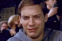 Tobey Maguire chorando em cena do filme Homem-Aranha