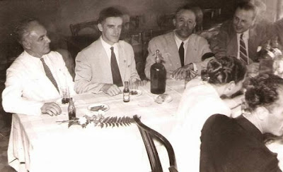 1951 - Visita del equipo lisboeta al local social del Club Ajedrez Ruy López Tívoli - La ”plana mayor” presidiendo el aperitivo