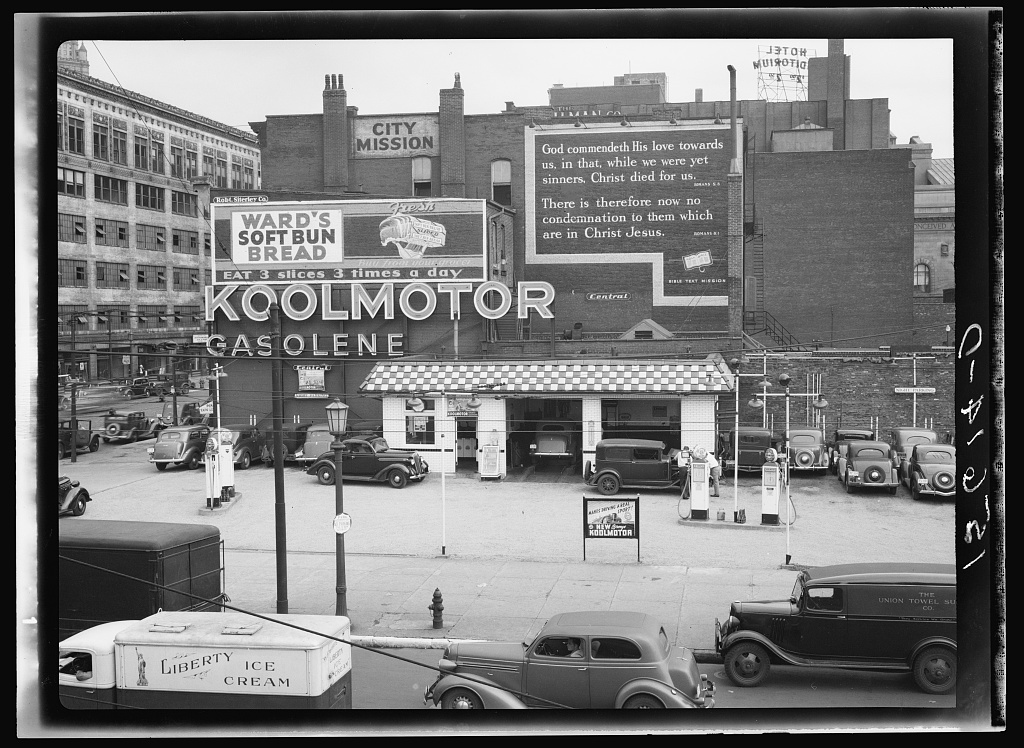 Black+&+White+Photos+of+Gas+Stations+in+The+1930's+-+1940's+(2).jpg