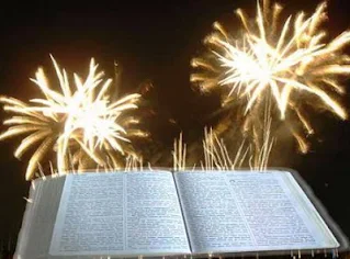 bíblia aberta e fogos de artifício