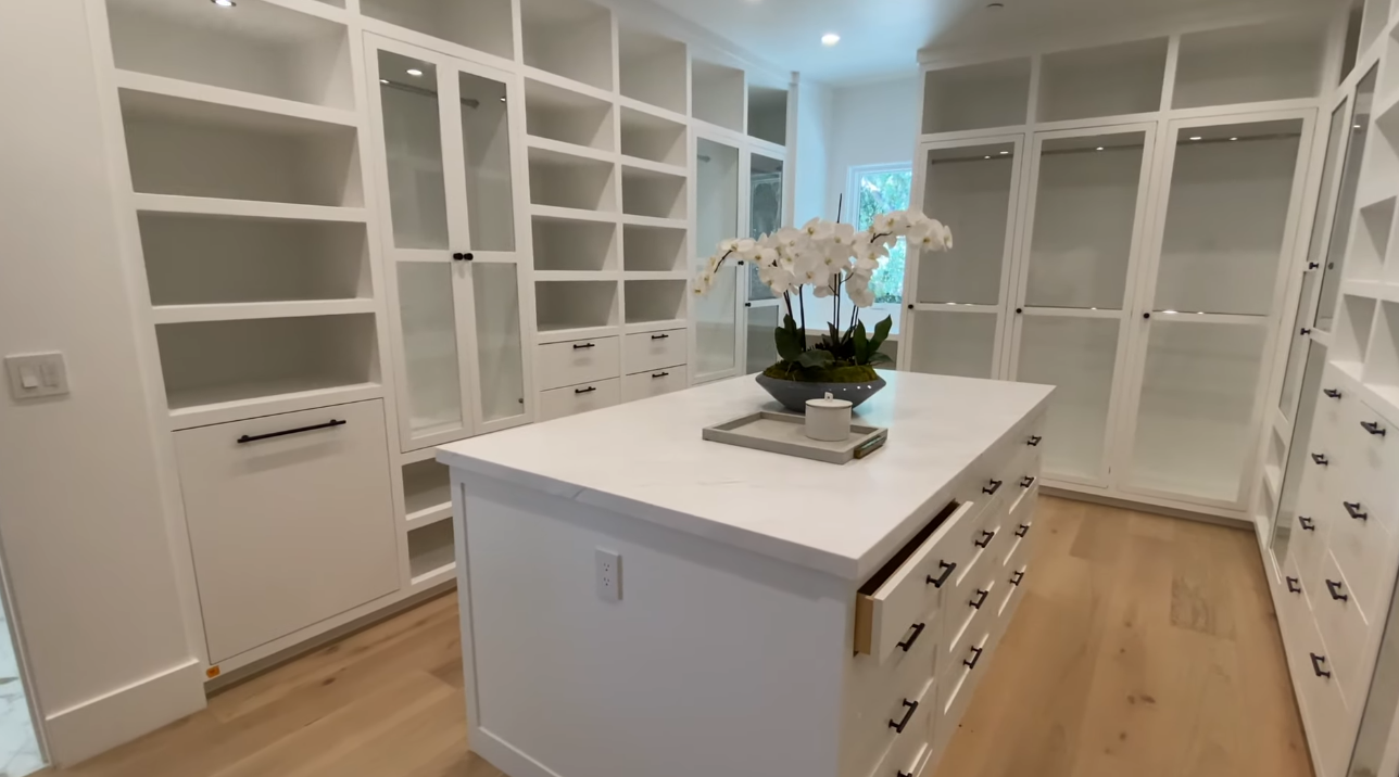 38 Photos vs. TOURING A $10,495,900 LUXURY MANSION | California LUXURY Home Tour | Los Angeles Mansion Tour - Luxury House & Interior Design Tour 38 Photos vs. TOURING A $10,495,900 LUXURY MANSION | California LUXURY Home Tour | Los Angeles Mansion Tour - Luxury House & Interior Design Tour