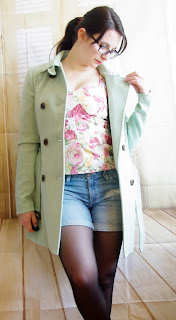 Outfit Pastel Flower Girl -  Denim Shorts, Floral Corsage-Top & Mint Coat