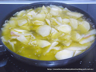cociendo patatas en aceite