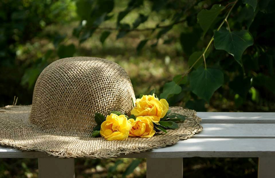 Шляпка цветок. Шляпка с цветами, соломенная. Летние шляпки с цветами. Летняя шляпа с цветами.