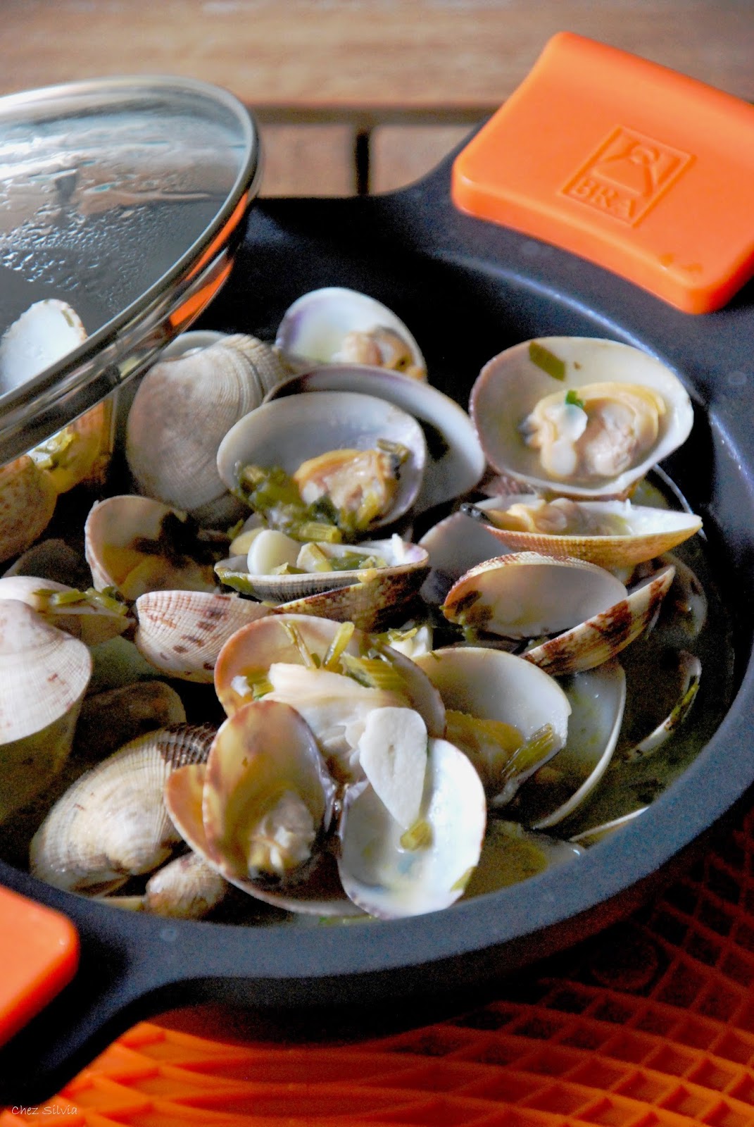 Almejas en salsa verde — Chez Silvia