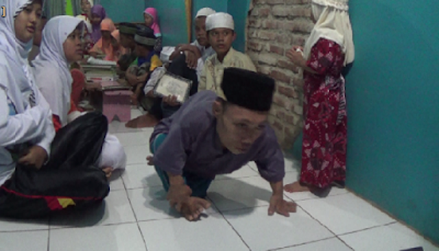 MasyaAllah, Meski Berjalan Merangkak Guru Ngaji ini Tetap Mengajar MasyaAllah, Meski Berjalan Merangkak Guru Ngaji ini Tetap Mengajar
