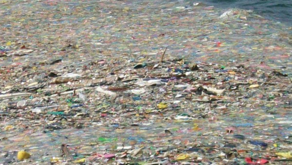 El oceano Pacífico se esta llenando de basura. El oceano Pacífico se esta llenando de basura.
