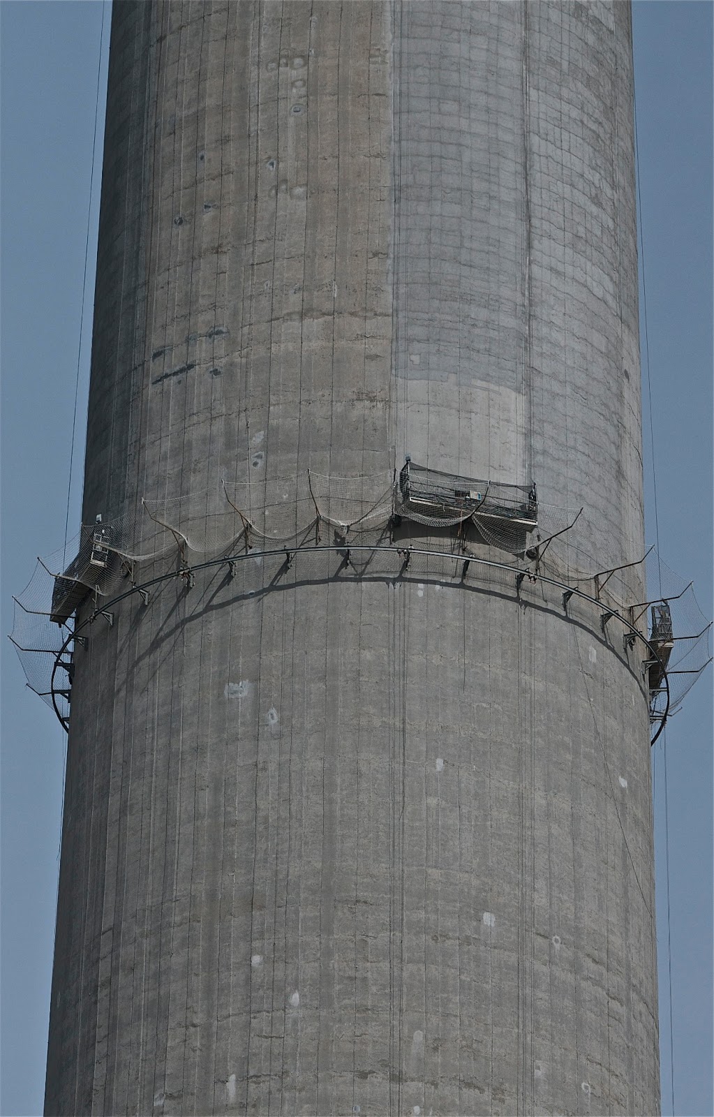 AsPontesfotos: REPARACION CHIMENEA CENTRAL TERMICA DE AS PONTES