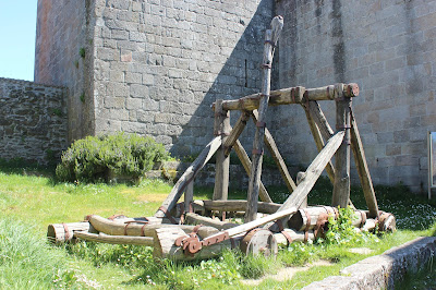 Réplica de una catapulta en el castillo de Castro Caldelas en Orense