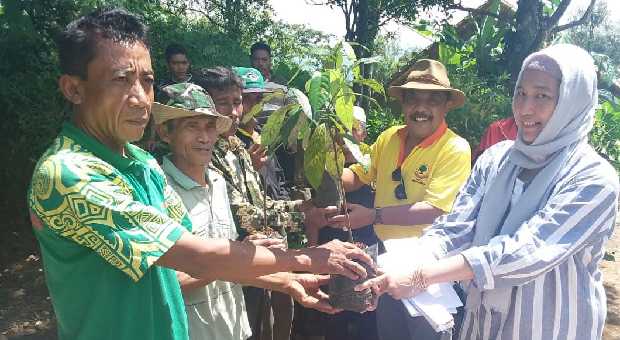 Eka Santosa Sumbang Ribuan Bibit Pohon ke Kelompok Bangun Tani di Ciamis