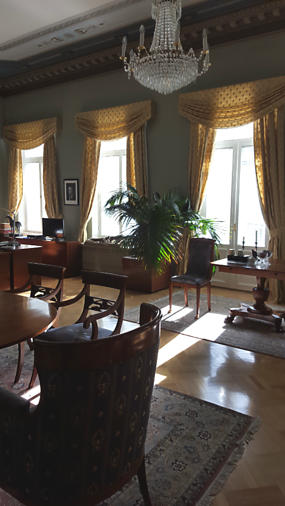 Blick in das Arbeitszimmer von Kimmo Tiilikainen, finnischer Minister für Landwirtschaft und Umwelt (2016) | Arthurs Tochter auf Reise in Finnland/Helsinki | Arthurs Tochter kocht von Astrid Paul Blick in das Arbeitszimmer von Kimmo Tiilikainen, finnischer Minister für Landwirtschaft und Umwelt (2016) | Arthurs Tochter auf Reise in Finnland/Helsinki | Arthurs Tochter kocht von Astrid Paul