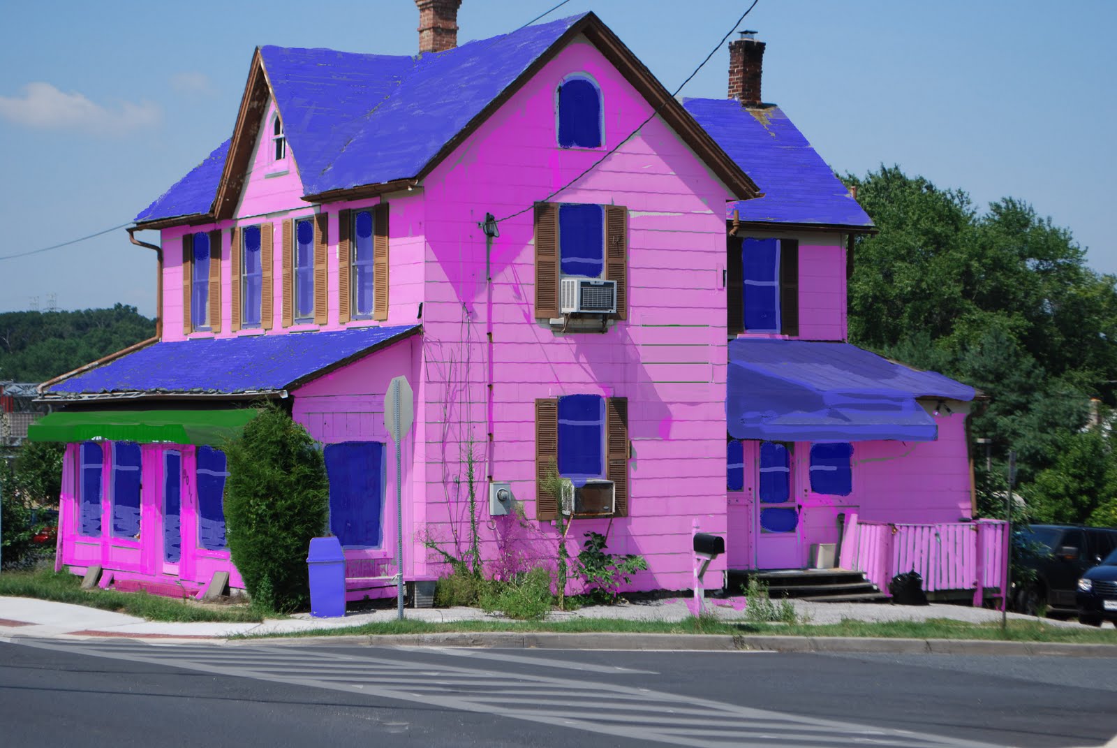 Фото розового дома. Яркие фасады домов. Дом с фиолетовым фасадом. Разноцветные фасады домов. Разноцветный дом.