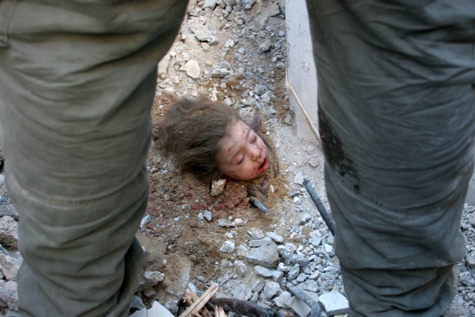 Niña sin vida, sepultada por ataques aéreos israelíes indiscriminados. Gaza, Palestina. Enero 2009.