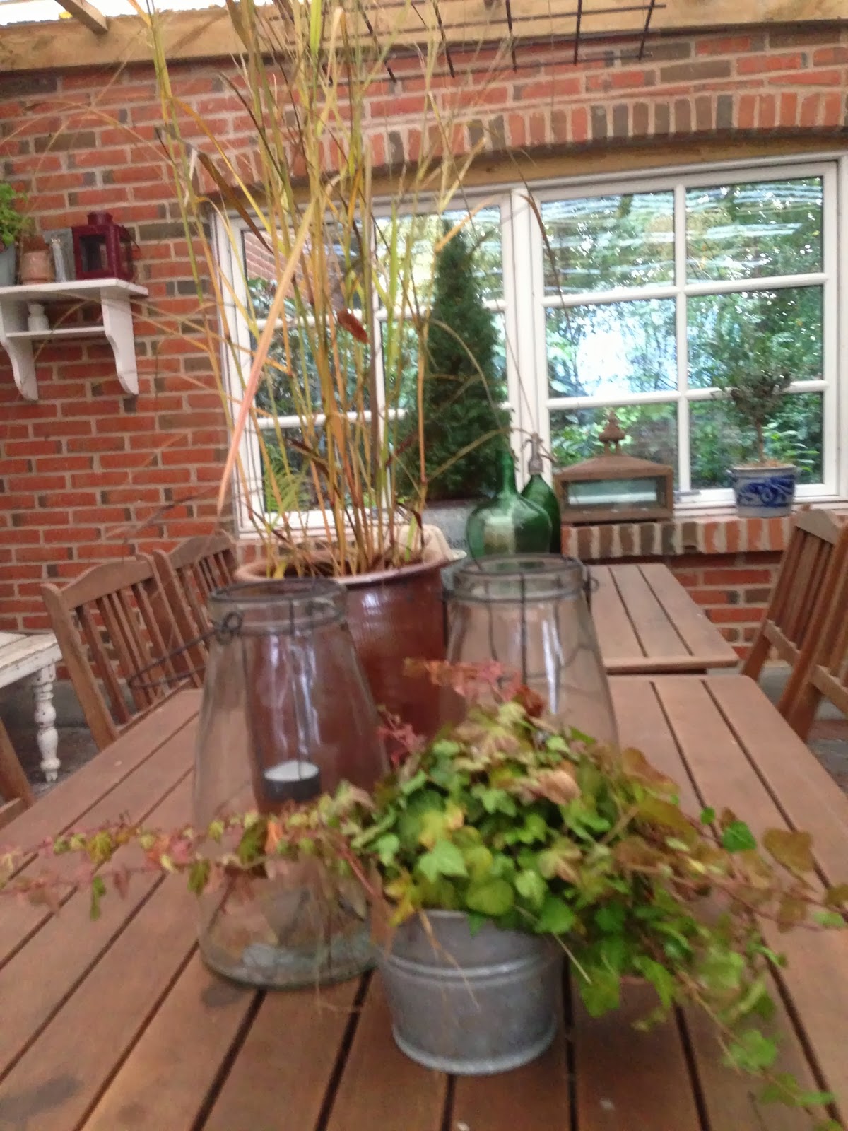 Fru Pedersens have: Efterår på terrassen.