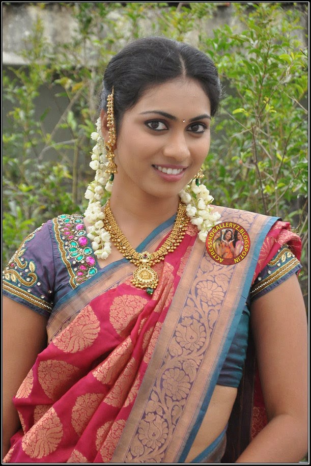Actress HD Gallery Siri sri Kannada movie Actress cute saree HD photo