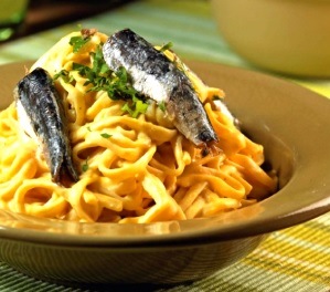 Tallarines a la huancaina con Anchoveta Foto de una comida de anchovetas (tallarines)