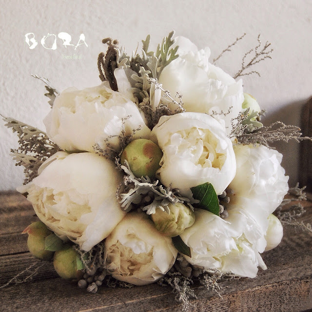 peonias blancas y flores grises