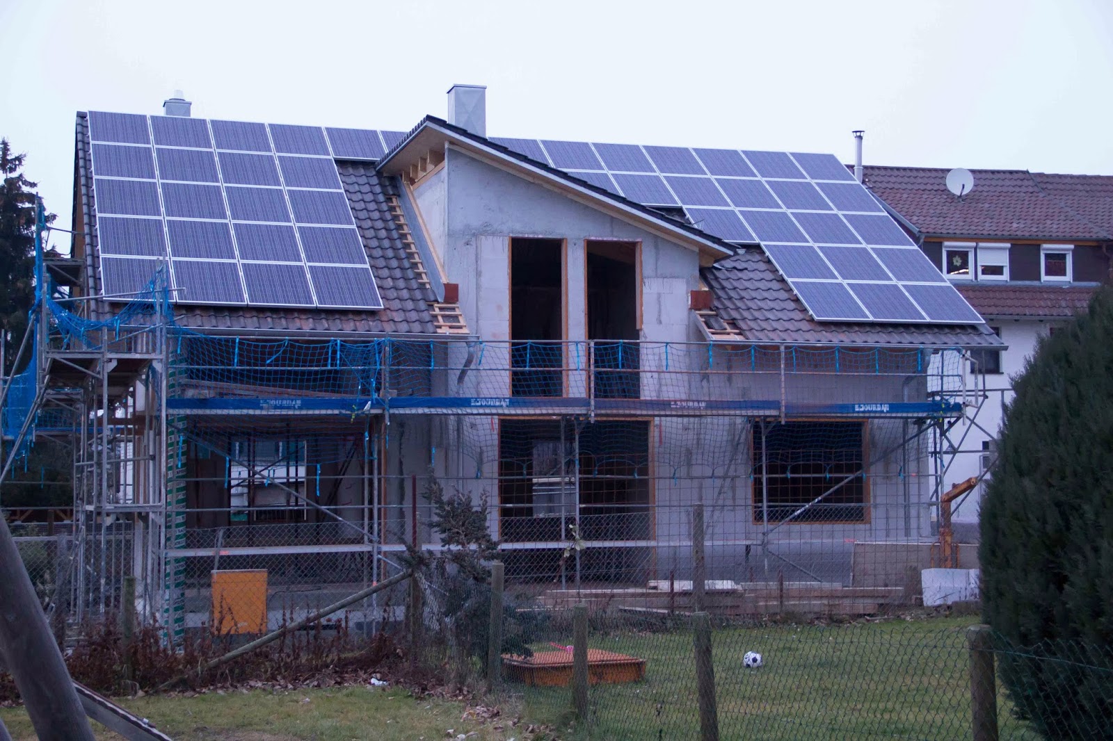Flederhaus: Kellertreppe und Photovoltaik-Anlage fertig