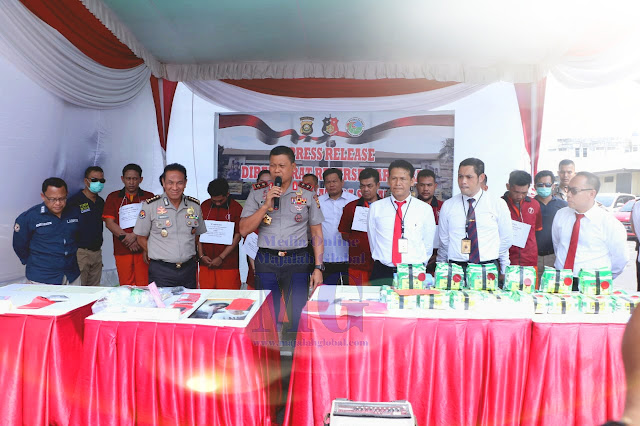 Polisi Amankan 24 Kg Sabu & 695 Butir Ekstasi Polisi Amankan 24 Kg Sabu & 695 Butir Ekstasi