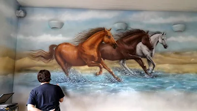 Obraz malowanie konie, konie w galopie, obraz ścienny namalowany na ścianie